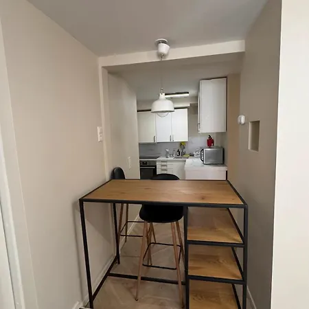 Newly Renovated 2-room *