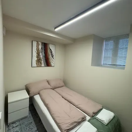 Newly Renovated 2-room * ברגן